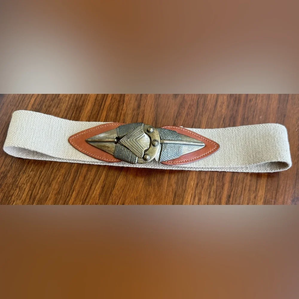 Arrowhead Omega belt. Vintage Size M: cinches your look with effortless style.